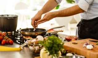 Comment enlever les odeurs de cuisine ? La solution pratique et efficace à connaître
