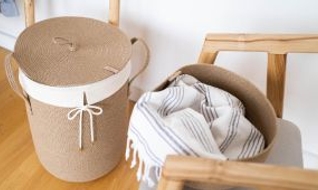 Astuces pour organiser le linge sale : gagner du temps et garder une maison rangée 