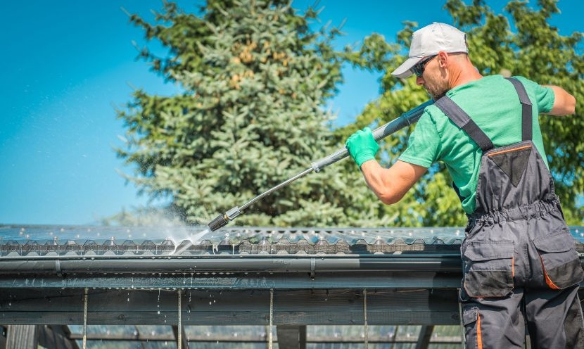 Astuces pour nettoyer efficacement et facilement une toiture