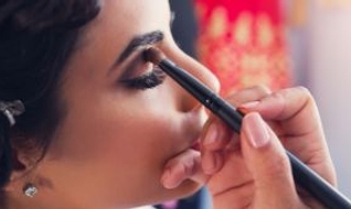 En soirée, osez le smokey eyes pour mettre vos yeux en valeur